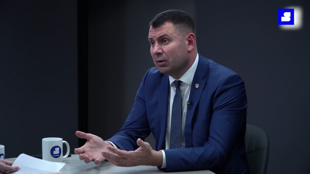 Deputații certați cu legea