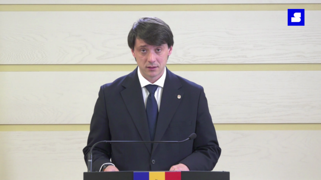 Deputații certați cu legea